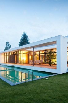 Външен басейн на минималистична къща