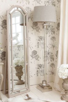 Бежово-сив тапет в цветето в спалнята