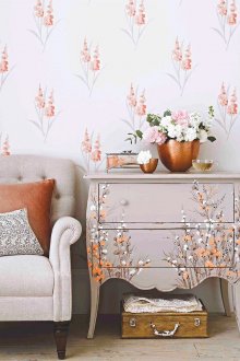 Хармонична комбинация от флорални тапети и мебели в интериора