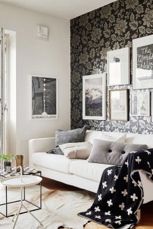 Сребърно-черен флорален тапет в хола