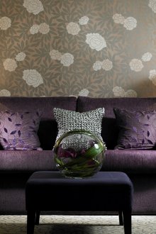 Кафяво-сив тапет в цвете в хола