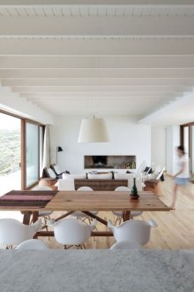 집에 들보가 있는 흰색 천장