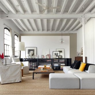 넓은 거실의 흰색 기둥 천장