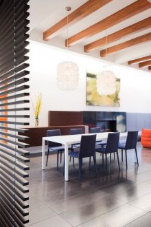 흰색 천장에 갈색 빔