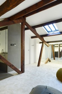 다락방 욕실의 나무 기둥