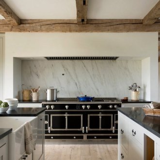 밝은 주방의 천장에 있는 나무 기둥