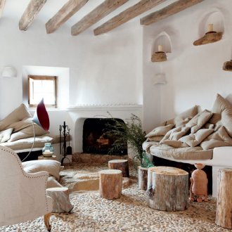 흰색 거실의 천장에 있는 나무 기둥