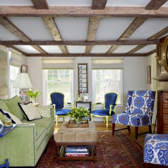 거실 천장의 나무 기둥