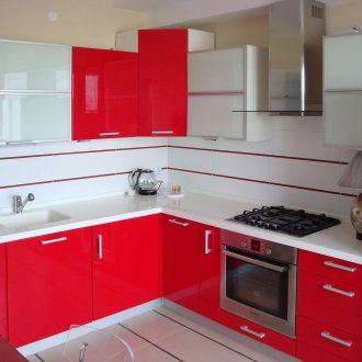 Ъглов червен и бял модерен кухненски комплект