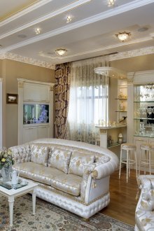 Дневна с бар в частна къща в класически стил