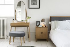 Meja persiapan yang sederhana di dalam bilik tidur Scandinavian bilik tidur
