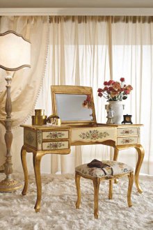 Dressing table with drawings and a lifting mirror