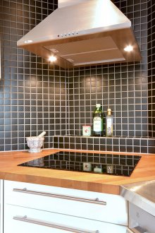 Качулка с черна плочка в кухнята