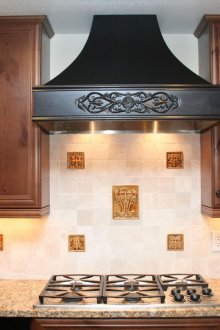 Красива черна качулка в кухнята