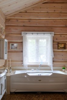 Хладилник с две врати в кухнята в кънтри стил