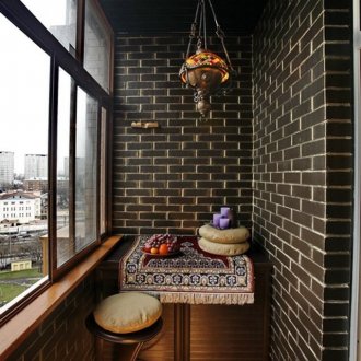 Dunkler Balkon im orientalischen Stil