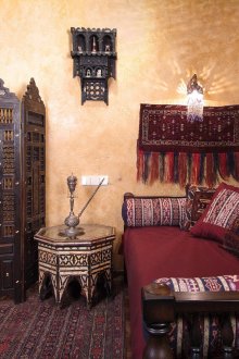 Teppiche an den Wänden im östlichen Wohnzimmer