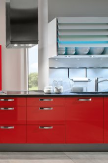 Модерни червени кухненски мебели