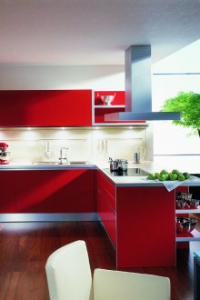 Червеният кухненски модул съживява кухненското пространство