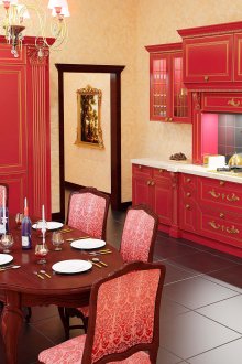 Бежов тапет в класическа кухня с червен комплект