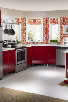 Шарена престилка към слушалките в кухнята