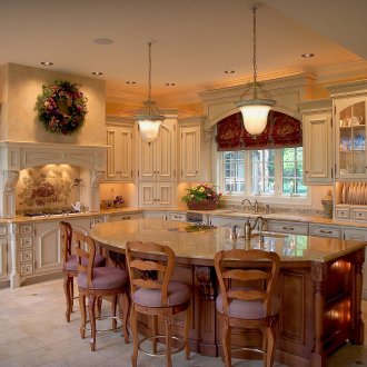 Красива кухня в колониален стил