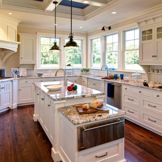 Бяла и кафява кухня в колониален стил