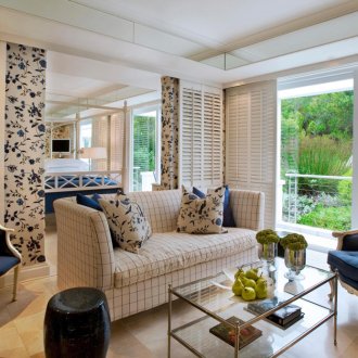 Малка всекидневна в бял и син колониален стил