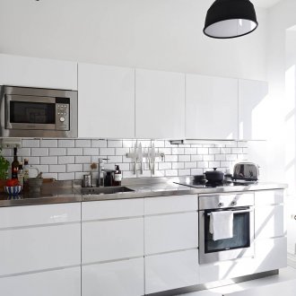 Бели тухлени плочки в кухнята