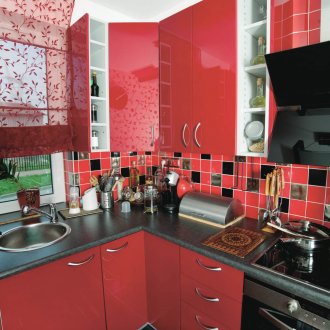 Червена и черна лъскава кухненска престилка