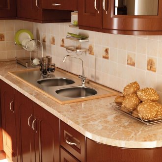 Матови бежови плочки на стената на кухнята