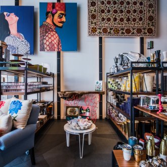 Живият декор създава цветен интериор в стил фюжън от обикновена стая