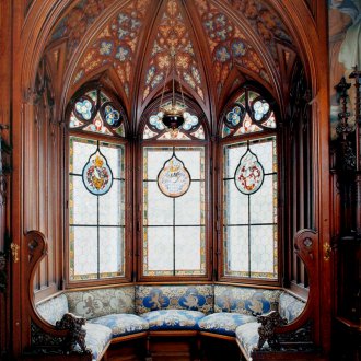 Витражи в готически стил и таван с купол