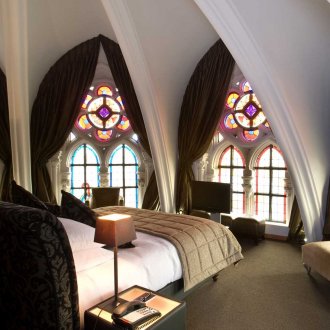 Готическа спалня с витражи