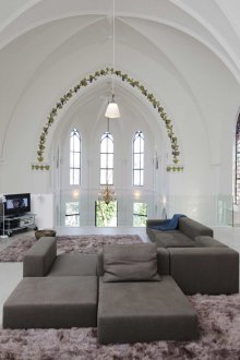 Светла всекидневна с бели стени в готически стил