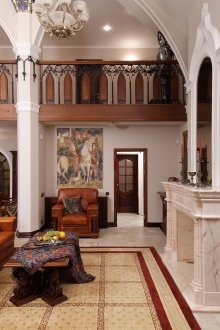 Готична всекидневна с камина и огледало