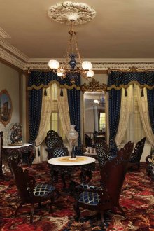 Контрастен интериор с нотка на готически стил