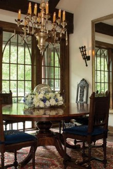 Готическа трапезария с голямо огледало