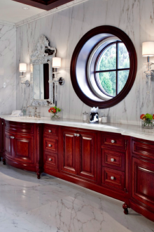 Marmar putih dan perabot bilik mandi coklat