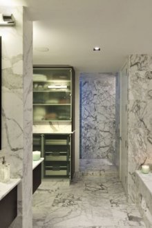 Dinding marmar dan lantai di bahagian dalam bilik mandi