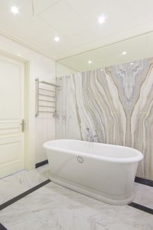 Lantai marmar dan dinding di bilik mandi