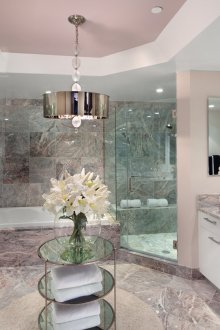 Jubin abu-abu marmar di bilik mandi