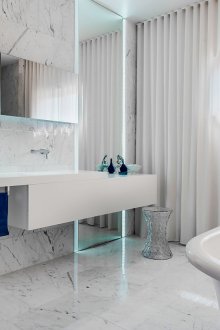 Marmar putih di atas lantai dan dinding di bilik mandi