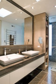 Marmar kelabu gelap di bilik mandi