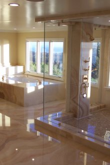 Marmar krim di bahagian dalam bilik mandi