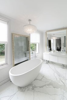 Bilik mandi yang terang dengan trim marmar putih