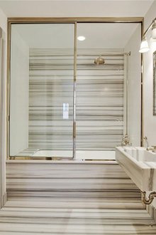 Marmar berjalur di dalam bilik mandi