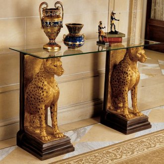 Таблица в египетски стил с два леопарда, играещи ролята на крака