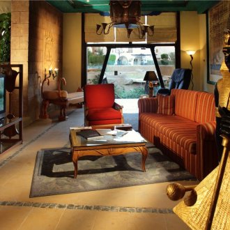 Римски завеси на прозореца в хола в египетски стил