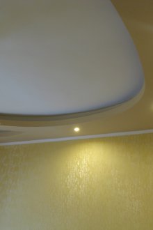 Таван от бял и липов гипсокартон